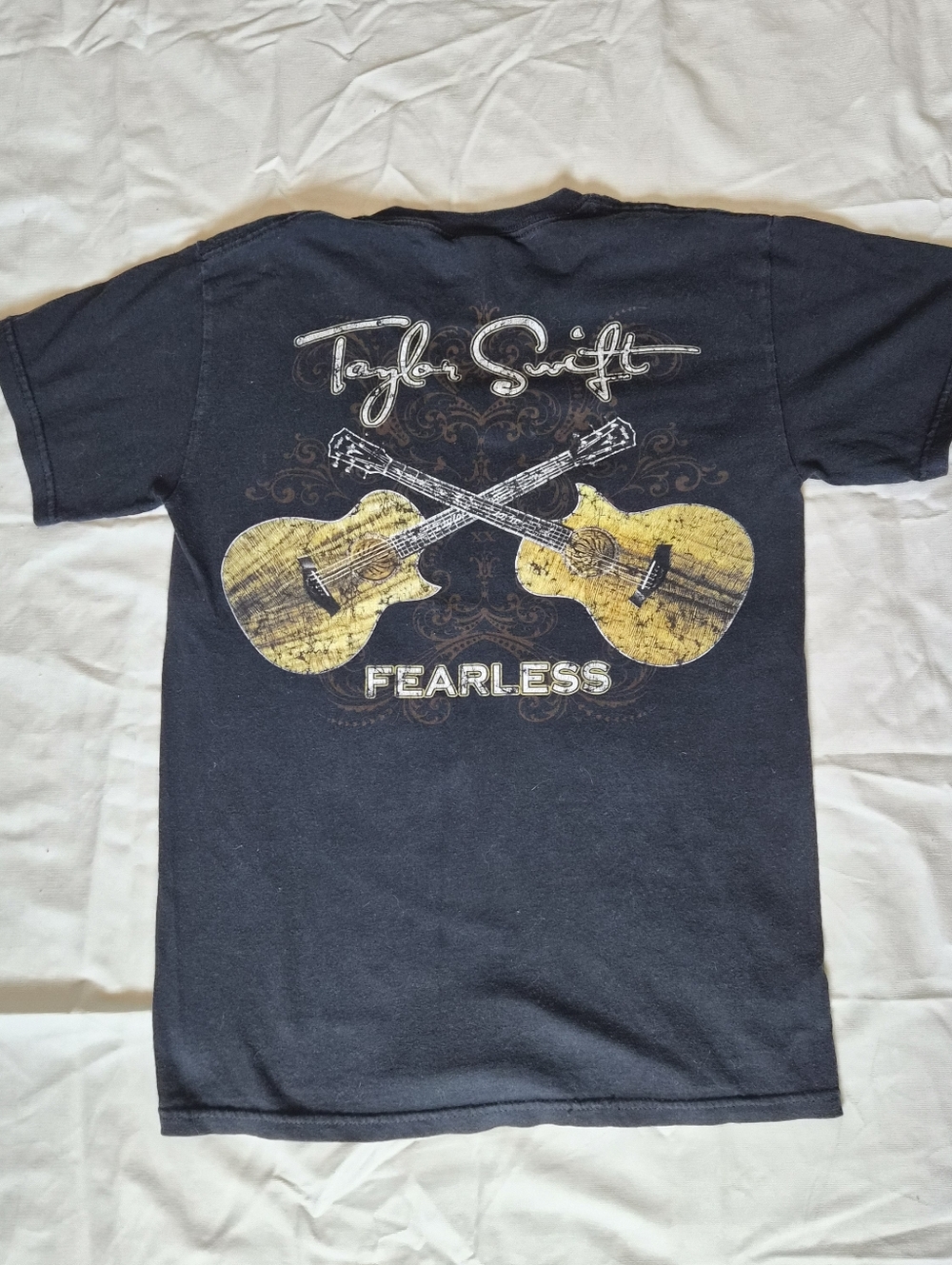 Taylor Swift Black Short-Sleeve 'Fearless' Guitar Graphic Tee